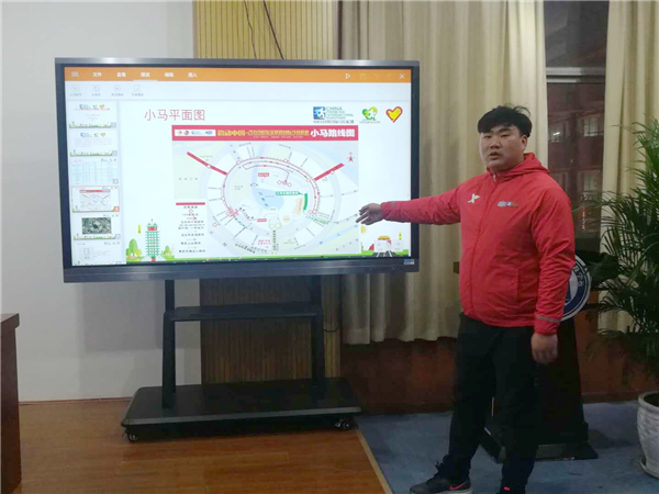 1小马拉松赛项总负责人任擎坤为志愿者做培训.jpg