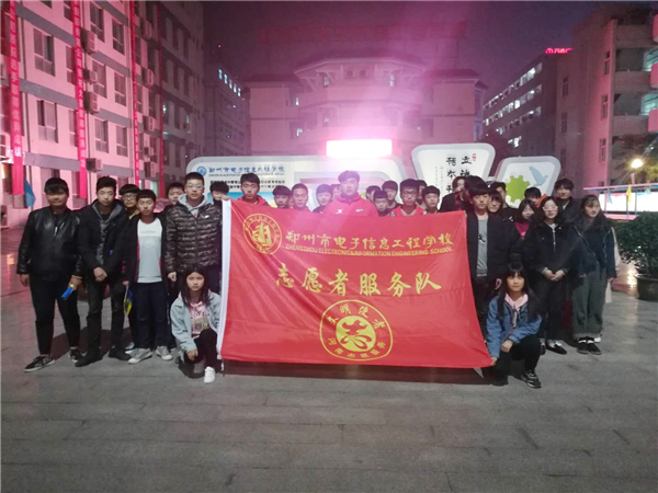 3学生志愿者通过考核 愉快合影.jpg