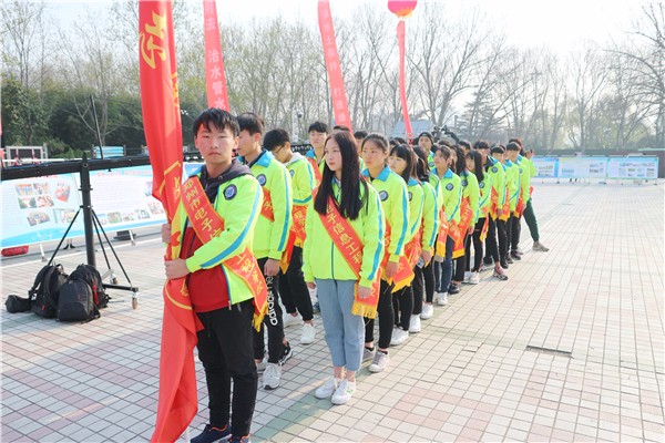 5志愿者等待活动开始.jpg 5志愿者等待活动开始.jpg