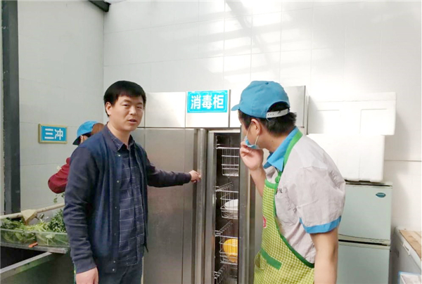 2总务处辛云昌主任检查食堂消毒设施.jpg 2总务处辛云昌主任检查食堂消毒设施.jpg