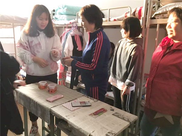 4宿舍学生积极配合检查.jpg 4宿舍学生积极配合检查.jpg