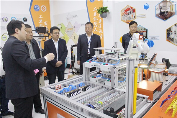 51与会代表参观实训室.jpg 51与会代表参观实训室.jpg