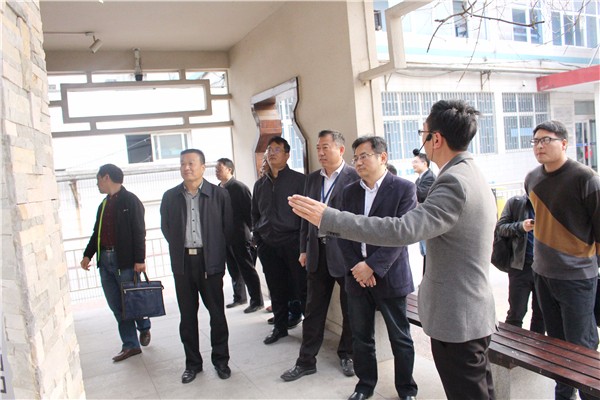 51与会代表参观校史长廊.jpg 51与会代表参观校史长廊.jpg