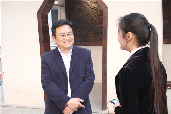 52葛飞副局长接受校园电视台小记者采访.jpg 52葛飞副局长接受校园电视台小记者采访.jpg