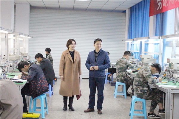 1钟海云副处长与李向伟主任巡视赛场.jpg 1钟海云副处长与李向伟主任巡视赛场.jpg