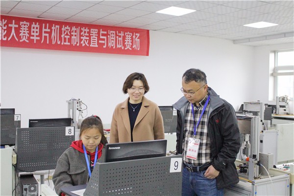 2钟海云副处长关注参赛选手.jpg 2钟海云副处长关注参赛选手.jpg