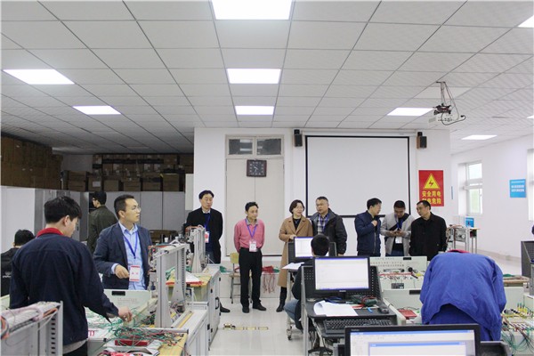 3 钟海云副处长与裁判交流.jpg 3 钟海云副处长与裁判交流.jpg