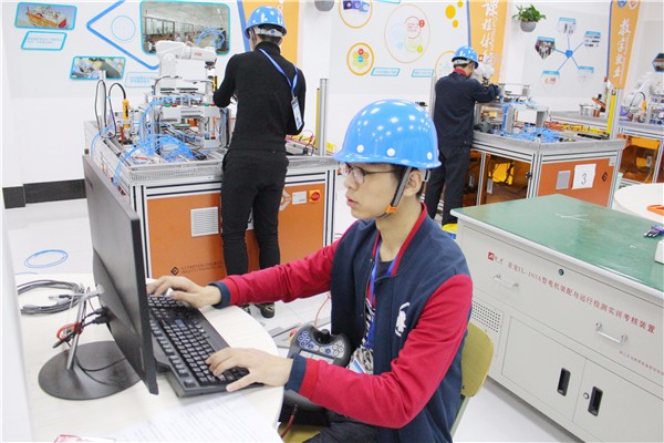 4机器人技术应用赛项选手认真比赛.jpg 4机器人技术应用赛项选手认真比赛.jpg