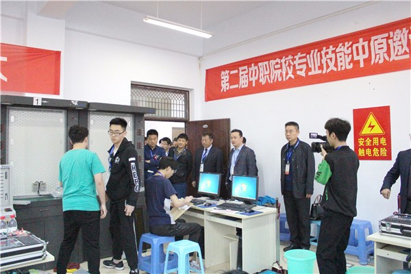 9与会领导巡视物联网技术应用赛项赛场.jpg 9与会领导巡视物联网技术应用赛项赛场.jpg