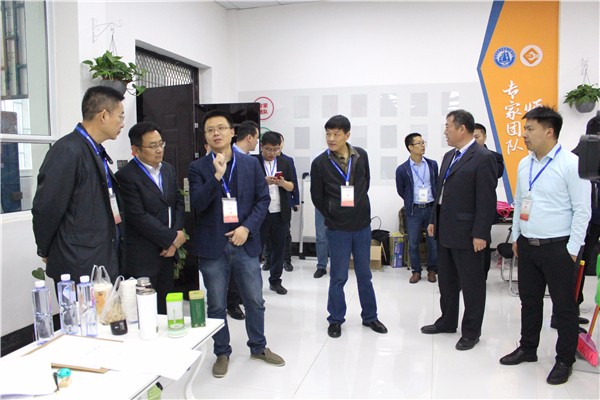 10 与会领导巡视智能机器人技术应用赛项赛场.jpg 10 与会领导巡视智能机器人技术应用赛项赛场.jpg