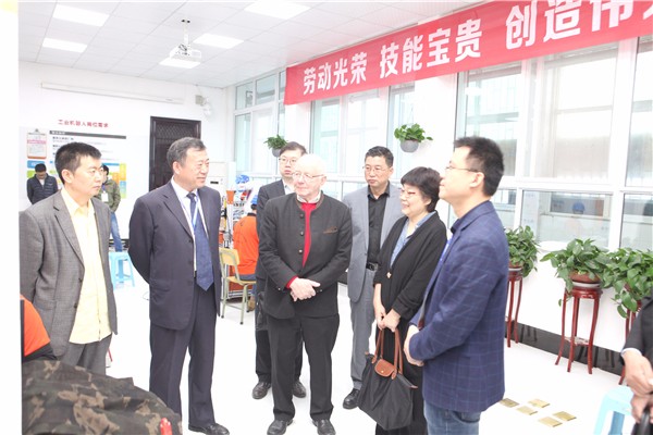 11德国哈尔博格学院代表参观智能机器人技术应用赛项赛场.jpg 11德国哈尔博格学院代表参观智能机器人技术应用赛项赛场.jpg