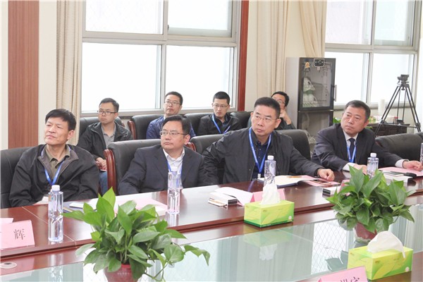 20与会领导认真聆听企业代表发言.jpg 20与会领导认真聆听企业代表发言.jpg