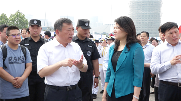 2李京辉校长为省领导介绍职业教育发展.png 2李京辉校长为省领导介绍职业教育发展.png