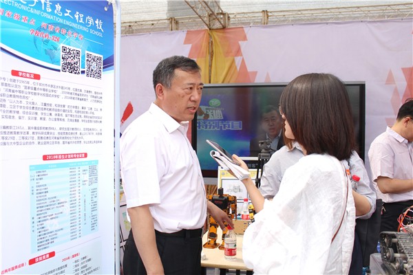 6 李京辉校长接受记者采访.jpg 6 李京辉校长接受记者采访.jpg