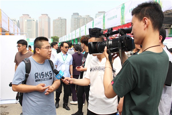 7刘伟主任接受采访.jpg 7刘伟主任接受采访.jpg