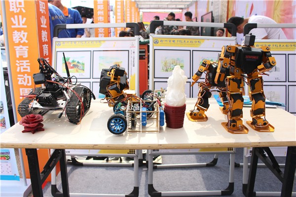 8 平衡车、遥控车、3D打印、机器人吸引许多观众.jpg 8 平衡车、遥控车、3D打印、机器人吸引许多观众.jpg