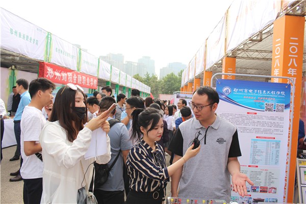 9赵鹏飞老师接受记者采访.jpg 9赵鹏飞老师接受记者采访.jpg