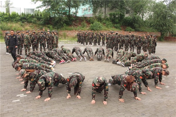 教官送给PK失败团队的“大礼包”.jpg 教官送给PK失败团队的“大礼包”.jpg