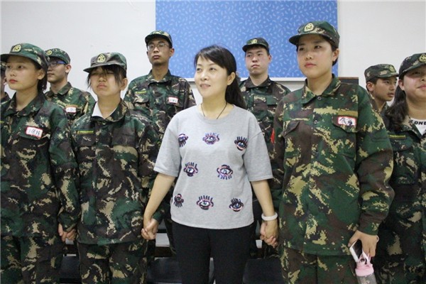 政教处张丽君主任和同学们在一起互动.jpg 政教处张丽君主任和同学们在一起互动.jpg