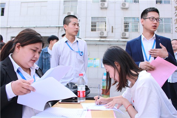 2 学生应聘中国电信.jpg 2 学生应聘中国电信.jpg