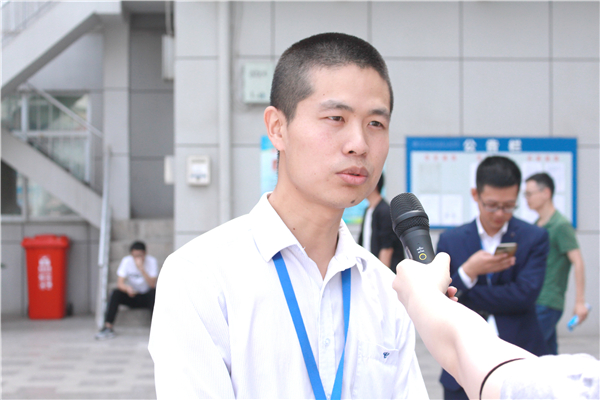 2 中国电信郭经理接受校园电视台采访.jpg 2 中国电信郭经理接受校园电视台采访.jpg