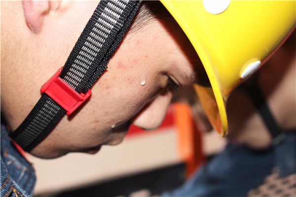 2王明华脸上豆大的汗珠.jpg 2王明华脸上豆大的汗珠.jpg