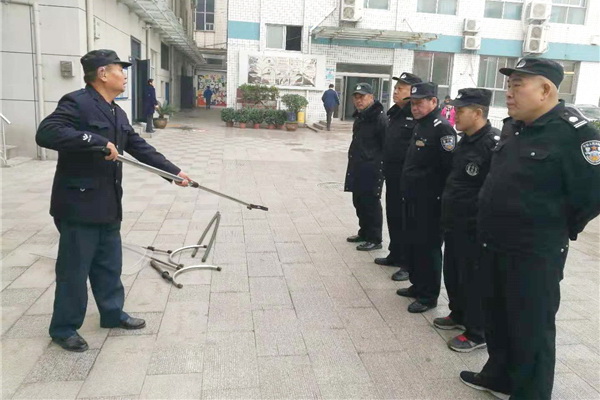 时队长讲解防爆器材使用方法1.jpg 时队长讲解防爆器材使用方法1.jpg