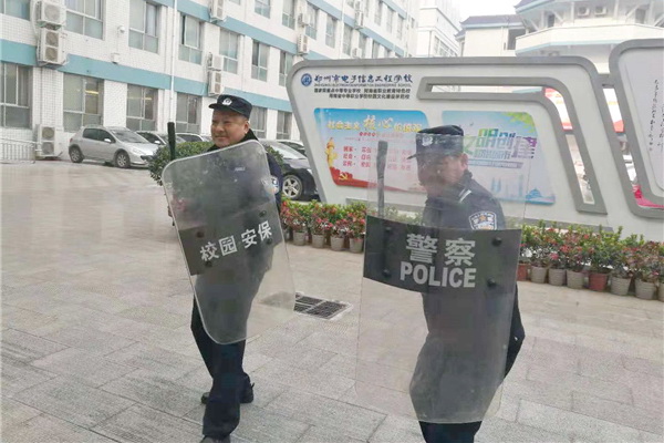 安保人员进行练习.jpg 安保人员进行练习.jpg