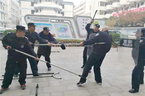 安保人员进行模拟演习.jpg 安保人员进行模拟演习.jpg