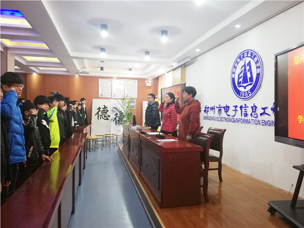 6 2018级受助学生宣誓加入学校志愿者服务大队.jpg 6 2018级受助学生宣誓加入学校志愿者服务大队.jpg