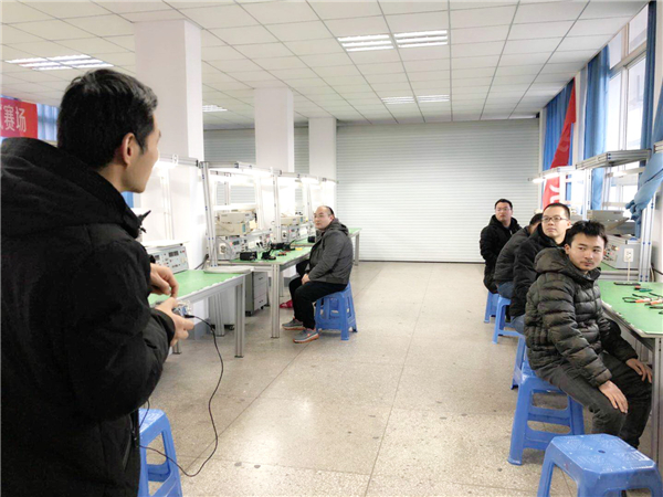 金杰老师为参赛老师讲解比赛任务.jpg 金杰老师为参赛老师讲解比赛任务.jpg