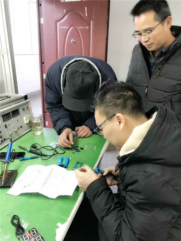 陈清顺老师和李良老师对时子超老师进行指导.jpg 陈清顺老师和李良老师对时子超老师进行指导.jpg