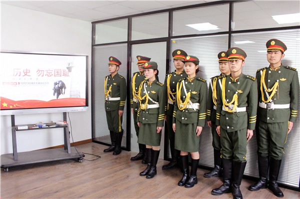 5为大屠杀死难者默哀.jpg 5为大屠杀死难者默哀.jpg