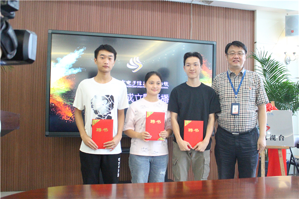 9张凯书记为校园电视台学生颁发聘书 9张凯书记为校园电视台学生颁发聘书