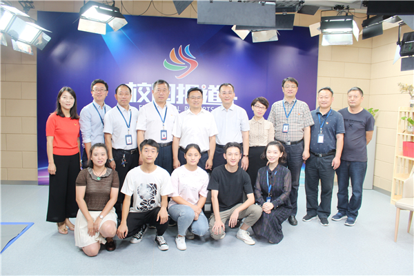 11与会领导到访校园电视台并合影留念 11与会领导到访校园电视台并合影留念