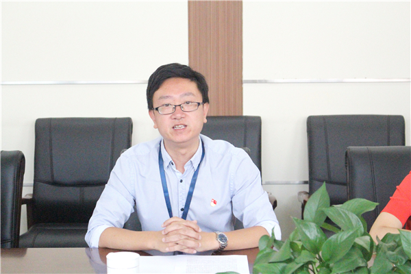 3周斌主任介绍校园电视台情况 3周斌主任介绍校园电视台情况