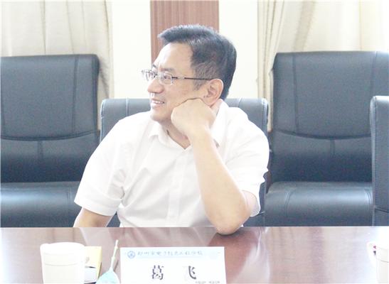 5-1 葛飞副局长对学生作品表示满意 5-1 葛飞副局长对学生作品表示满意