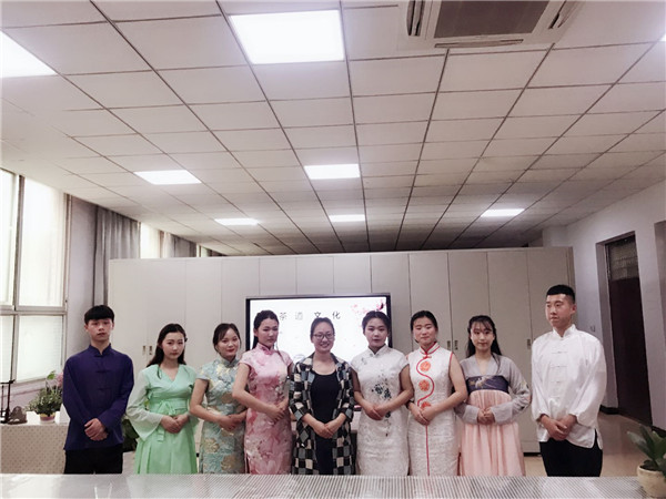 张晓艳老师和他的弟子们_副本.jpg 张晓艳老师和他的弟子们_副本.jpg