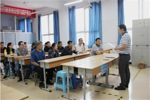 第一党支部书记吴廷鑫老师带领支部同志学习.png 第一党支部书记吴廷鑫老师带领支部同志学习.png