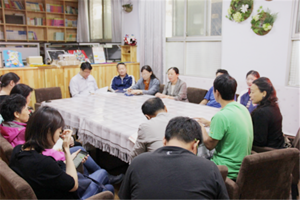 第三党支部书记张谦老师带领支部同志学习.png 第三党支部书记张谦老师带领支部同志学习.png