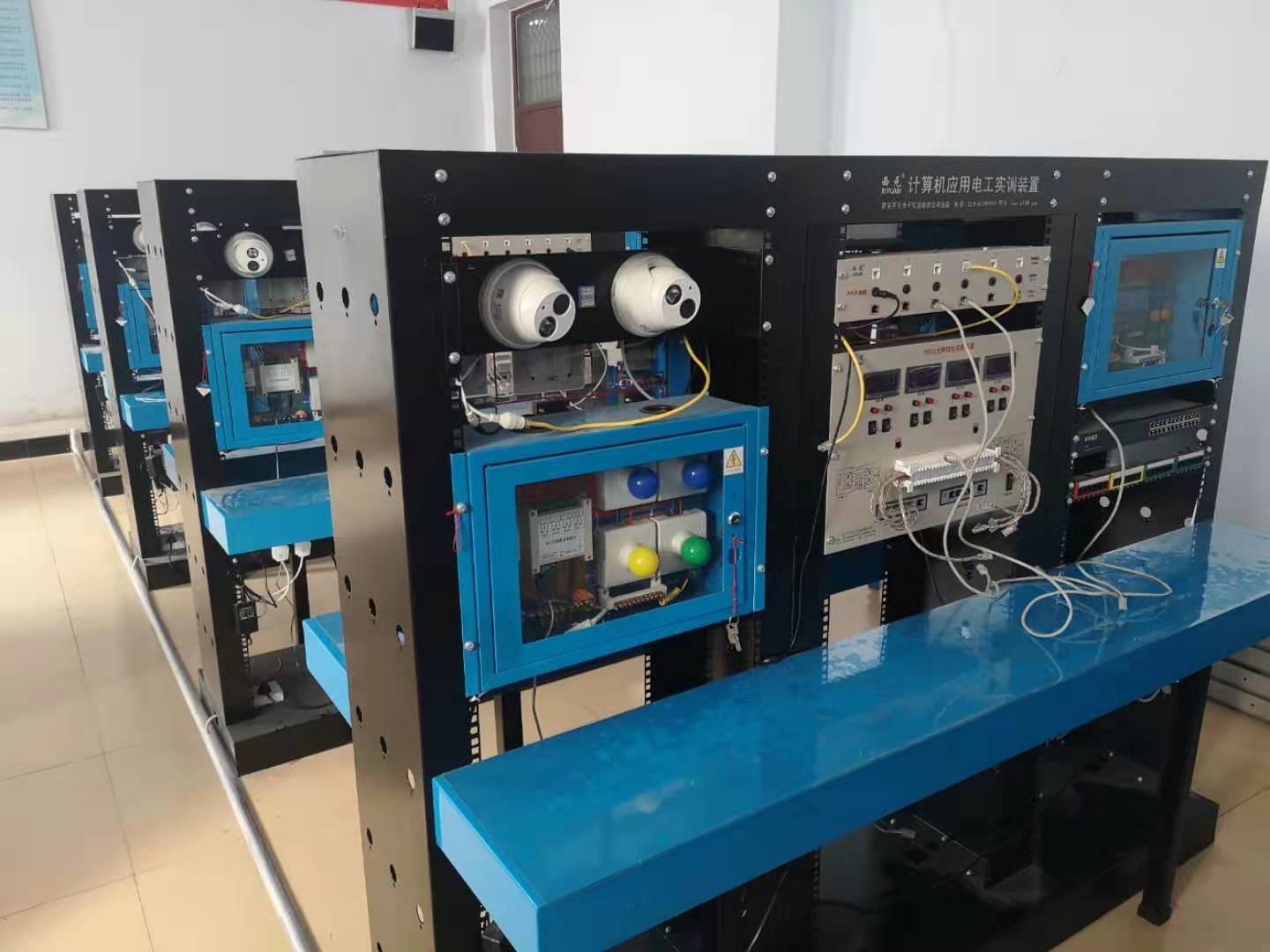 计算机电工及智能家居实训室.jpg 计算机电工及智能家居实训室.jpg