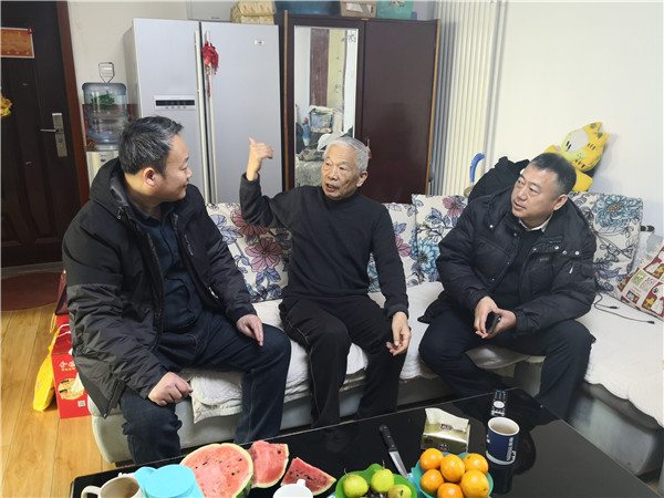 3.老干部黄玉清询问学校发展.jpg 3.老干部黄玉清询问学校发展.jpg