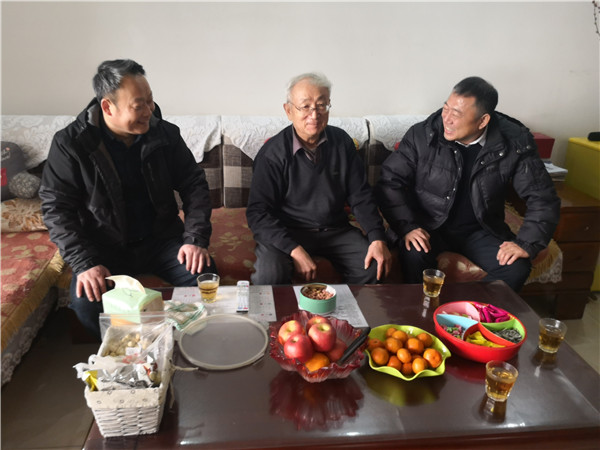 4.老干部周延治关注学校发展成绩.jpg 4.老干部周延治关注学校发展成绩.jpg