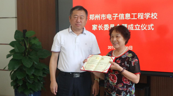 李京辉校长为家委会成员颁发聘书.png 李京辉校长为家委会成员颁发聘书.png