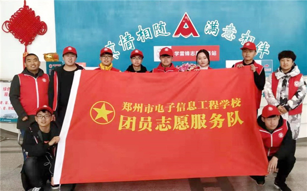 1团委副书记刘波与参与活动的团员志愿者.jpg 1团委副书记刘波与参与活动的团员志愿者.jpg