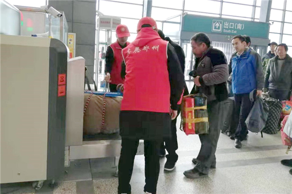 2协助乘客进站安检.jpg 2协助乘客进站安检.jpg