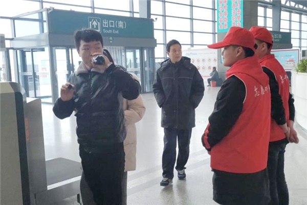 3提醒乘客检查自带饮用水.jpg 3提醒乘客检查自带饮用水.jpg