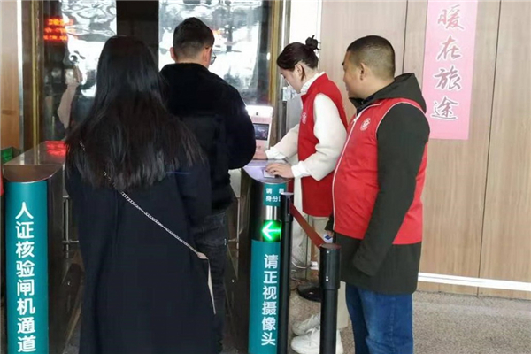 4 赫建富老师与团员志愿者并肩站岗.jpg 4 赫建富老师与团员志愿者并肩站岗.jpg