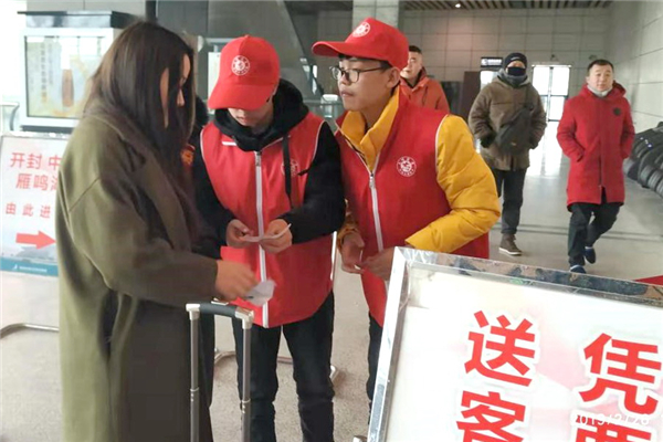 5在检票处认真检票.jpg 5在检票处认真检票.jpg