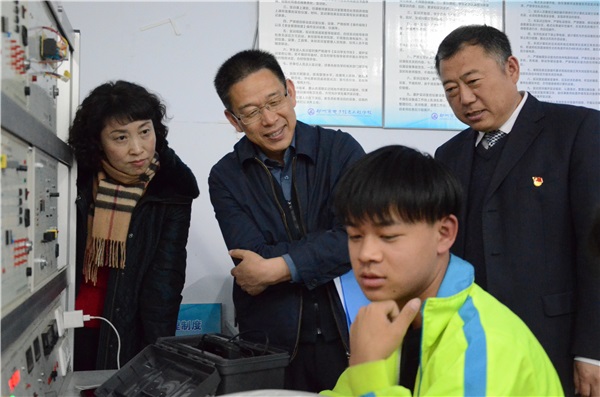 4专家走进课堂 并与师生交流2.jpg